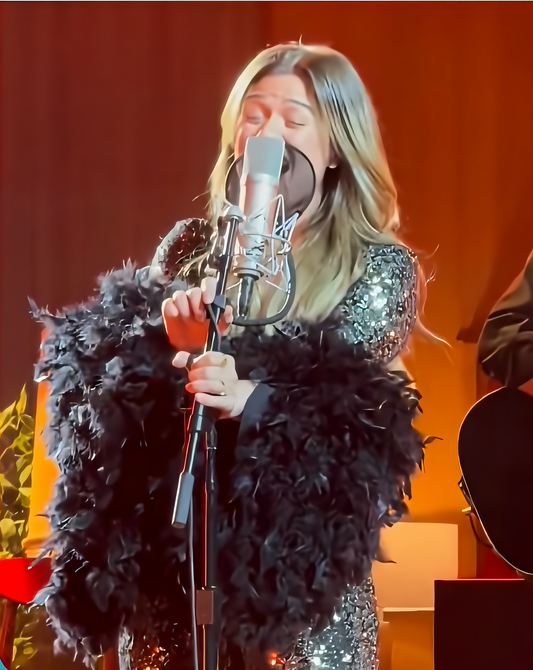 Kelly Clarkson in Auraelis Couture